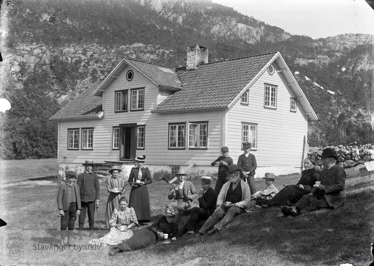 Laura og Wilhelm sammen med familie ytterst til høyre foran enebolig.