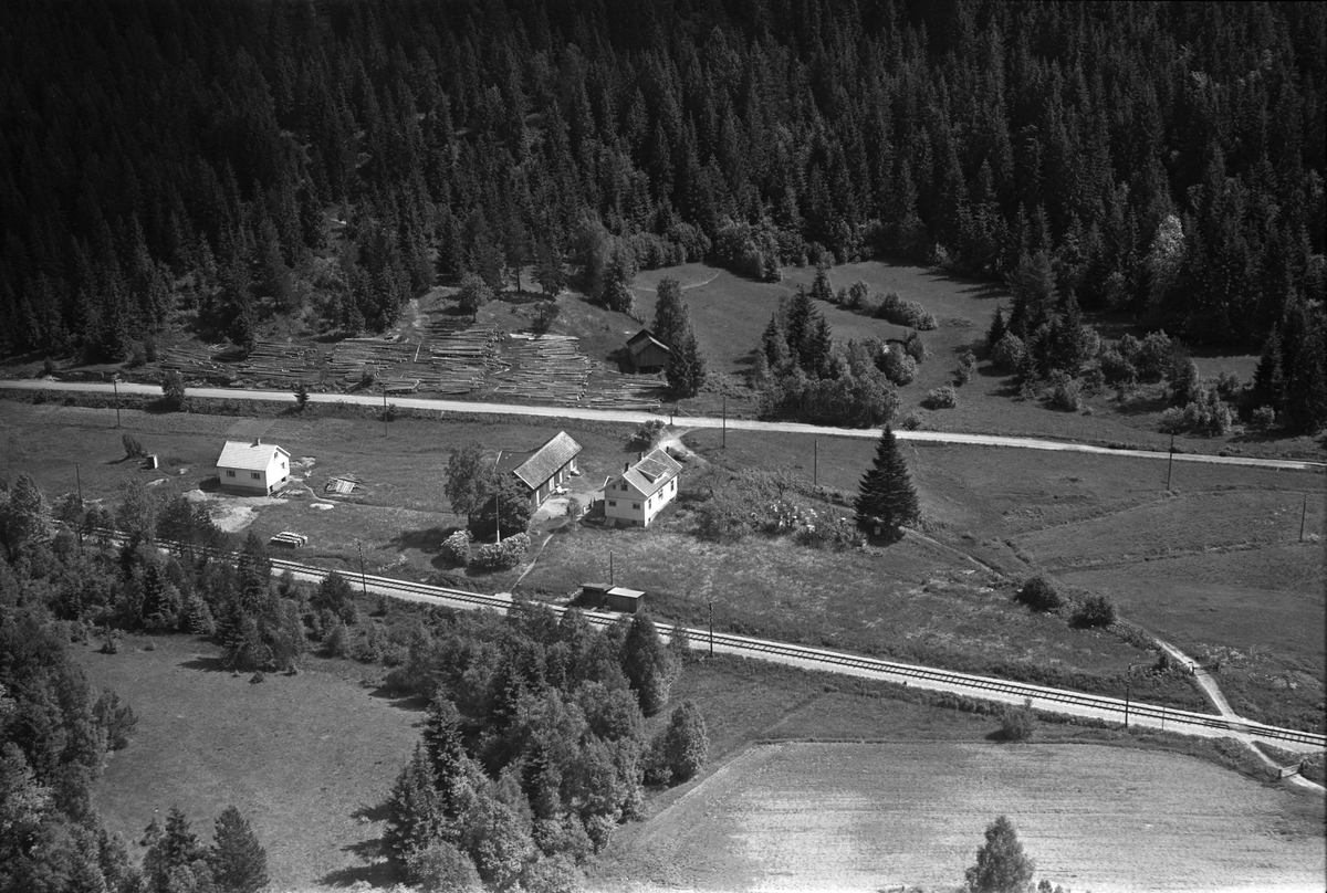 Flyfotoarkiv fra Fjellanger Widerøe AS, fra Porsgrunn Kommune. Gårdstun, langs jernbanen. Fotografert av Vilhelm Skappel, 14.06.1953.