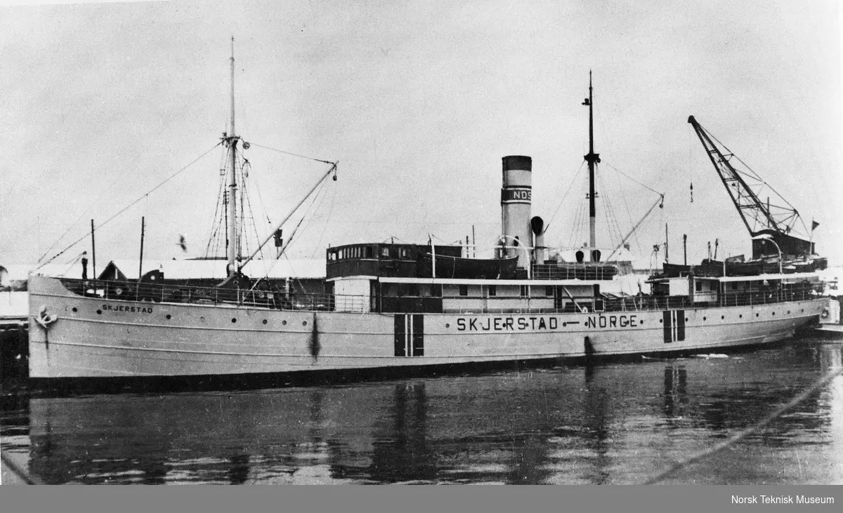 Nordlanske DS "Skjerstad" (III) slik skipet så ut da det ble rekvirert til å utføre den beryktede fangetransporten av lærere til Kirkenes i 1942 : skipet ble i 1945 ombygd til ilgodsruteskip og satt inn i midlertidig hurtigrutefart