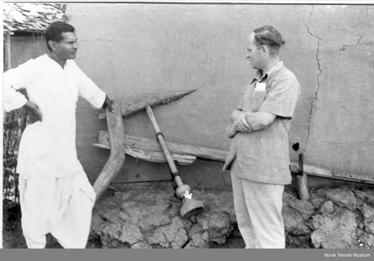 Norsk u-hjelp i Kerala i India, 1954, til venstre lederen av isfabrikken i Neendechara, Kerala 