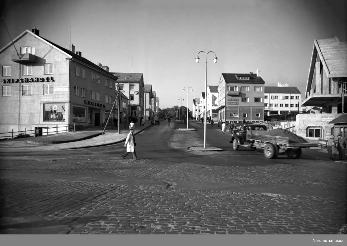 Foto fra Kaibakken på Kirkelandet i Kristiansund. Til høyre ser vi fra det som trolig er fra byggingen av Rådhuset. Fotograf er Nils Williams. Fra Nordmøre museums fotosamlinger.