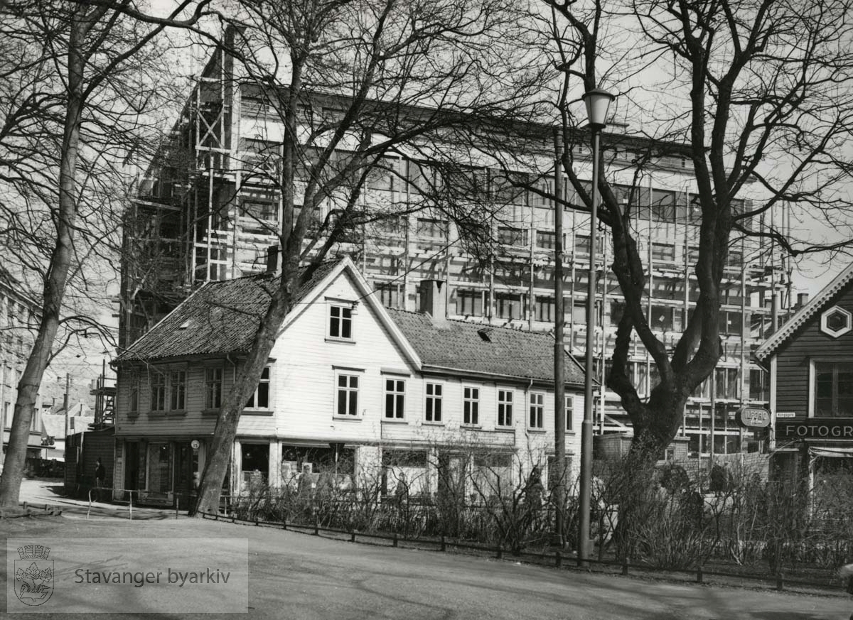 Revet juni 1958. I bakgrunnen Bøndernes Hus under oppføring. Til høyre Kongsgata 22. Til venstre Klubbgata.