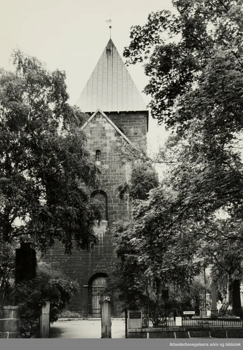 Gamle Aker kirke. Juli 1983