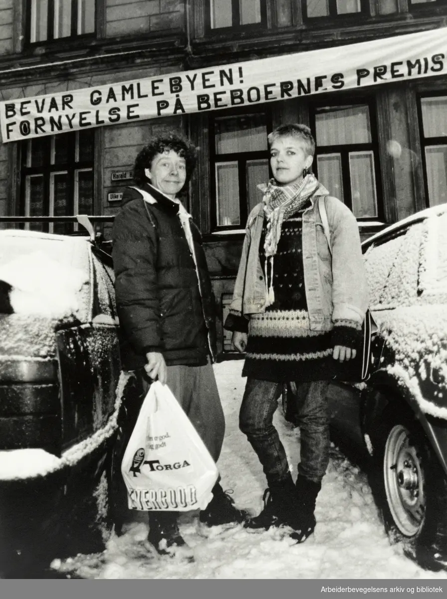 Gamlebyen. Marit Larsen og Toril Paulsen i Aksjonskomiteen for bevaring av Gamlebyen. Mars 1987
