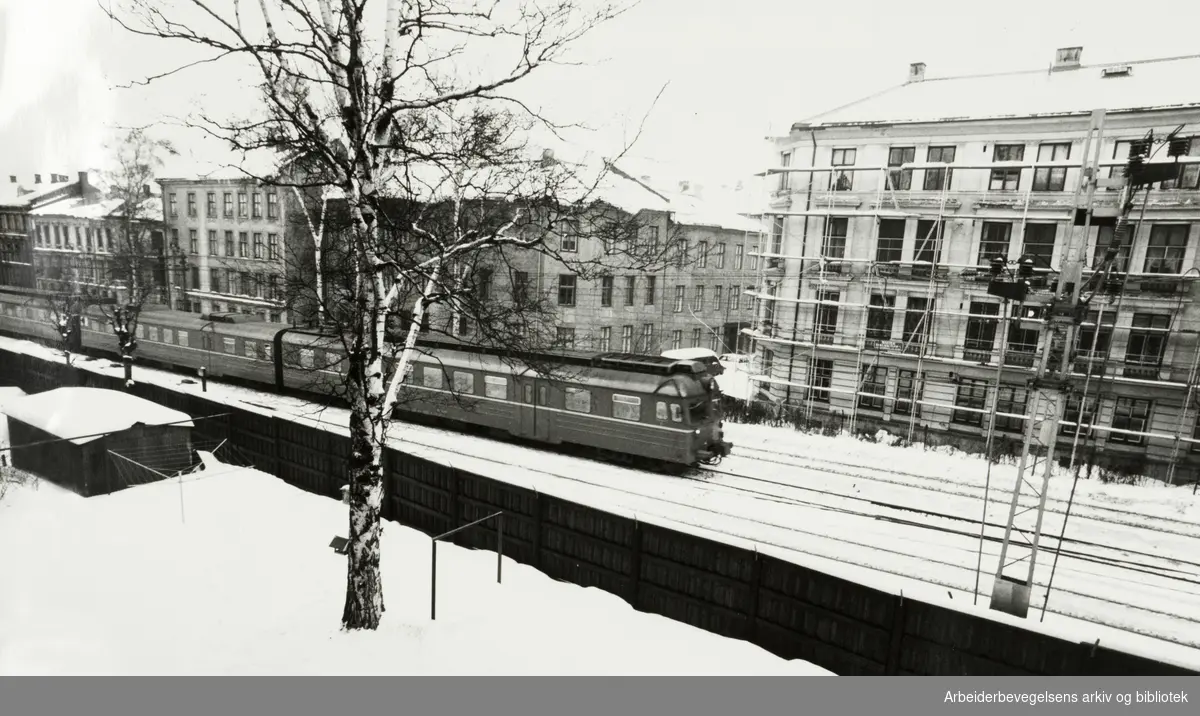 Gamlebyen. Det blir satt opp støyskjermer langs jernbanesporet på begge sider. Februar 1982