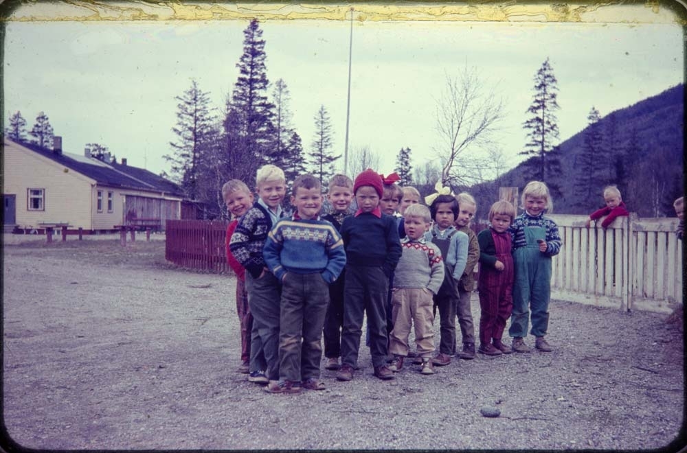 Kippermoen barnepark, 1961-62. Flott liten gjeng oppstilt for bilde.