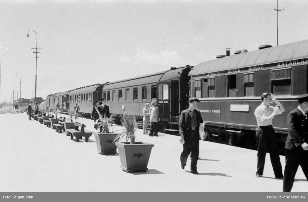 Tog og folk på Adana jernbanestasjon i Tyrkia. Taurus Express, Istanbul - Bagdad