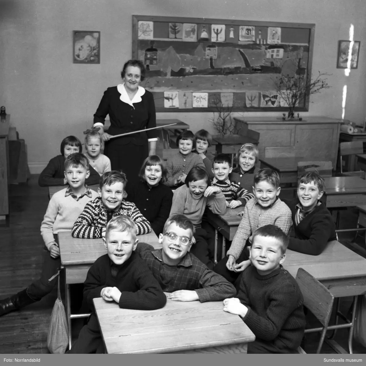 Glada skolbarn med sin lärarinna i ett klassrum på Fagerviks skola.