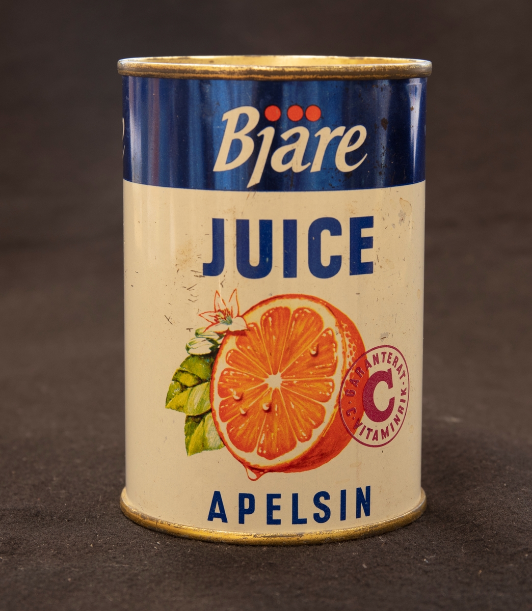 Plåtburk för apelsinjuice. Sammansatt med "narrow seem" på baksidan. Burken är en så kallad "flattop". Burken är ett skyltmaterial som aldrig varit fylld med innehåll. Bjäre Apelsin Juice.