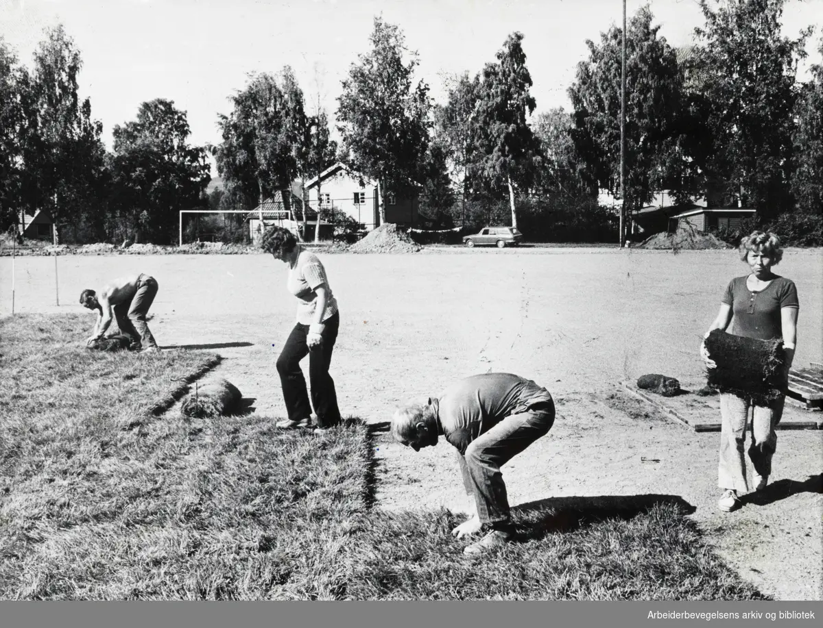 Grefsen stadion får nytt gress. September 1975