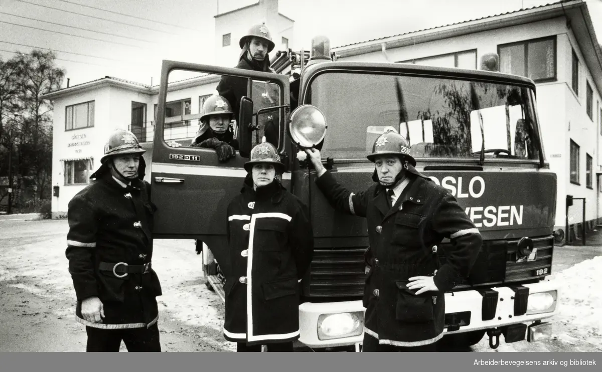 Grefsen brannstasjon. Fra v.: Kjell Hoff Johansen. I døra nederst, Odd Arne Lande og brannmester Olav Tomte, Jon Yngvar Guttormsen og Jan Westlie. November 1981