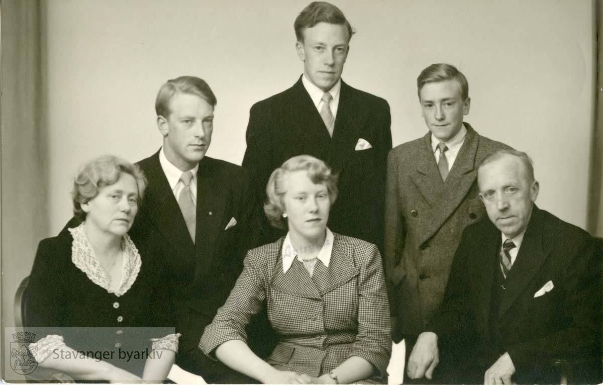 Familiebilde av familien Iversen..Bak fra venstre: Jan Christian, Per og Oskar Andreas..Foran fra venstre: Ellinor, Bjørg og Oscar.