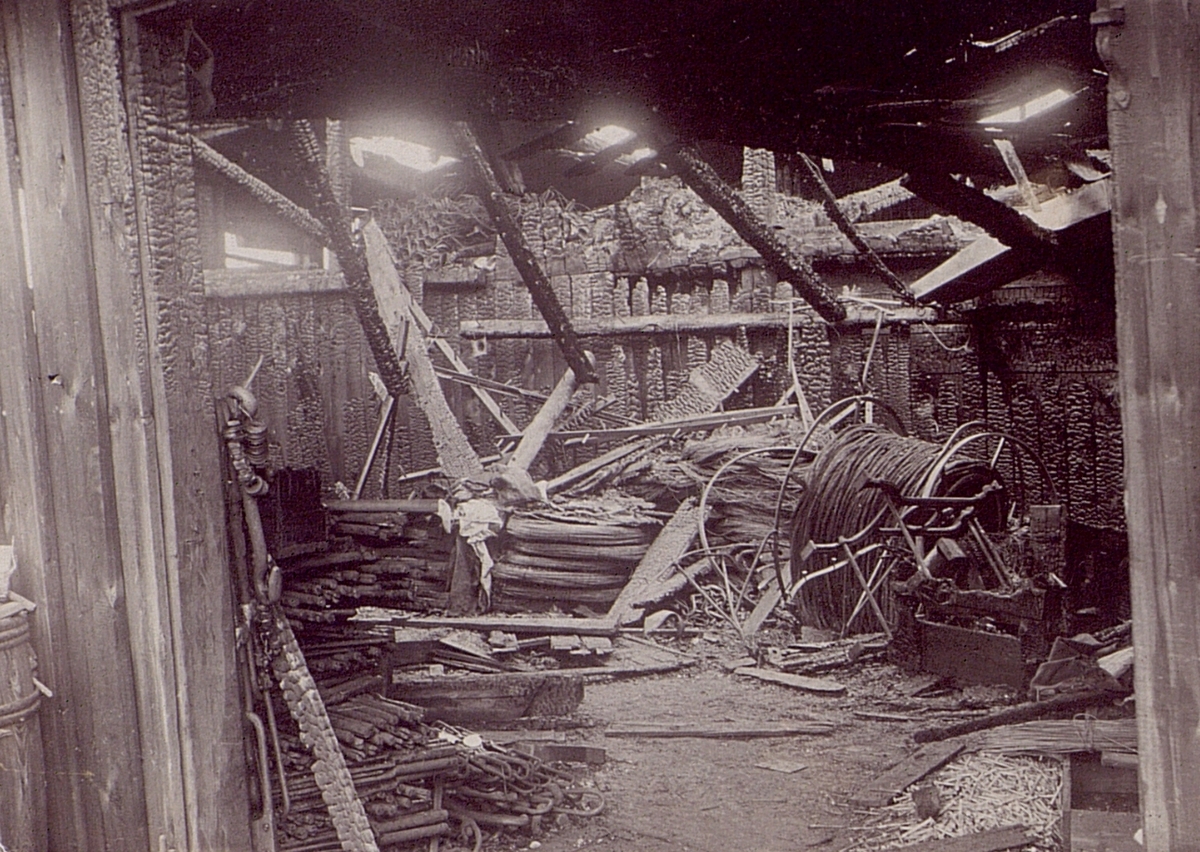 Interiör och exterörbilder från Telegrafverkets förråd i Gävle omkring 1900. Efter brand.