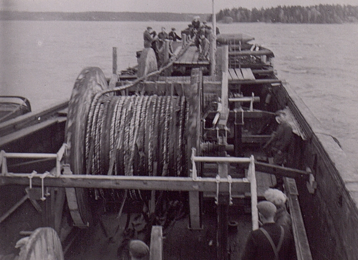 Utläggning av koaxialvattenkabel över Görväln 1949.