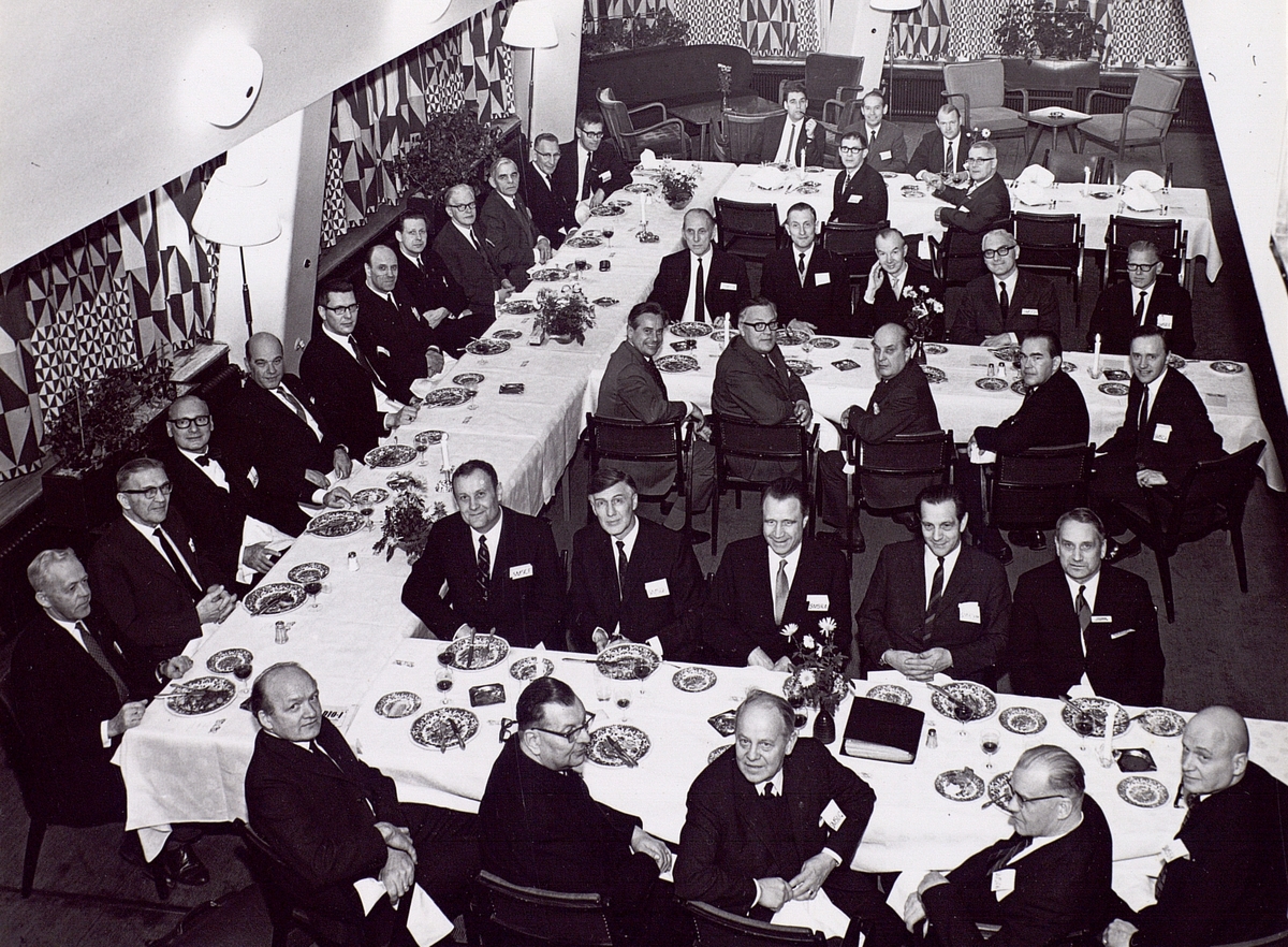 Sammankomst med Old-Timers-Club (OTC) på byggnadsföreningen våren 1969. OTC är en sammanslutning av äldre radioamatörer. Nr 2 fr.v. är Einar malmgren gäst vid sammankomsten.