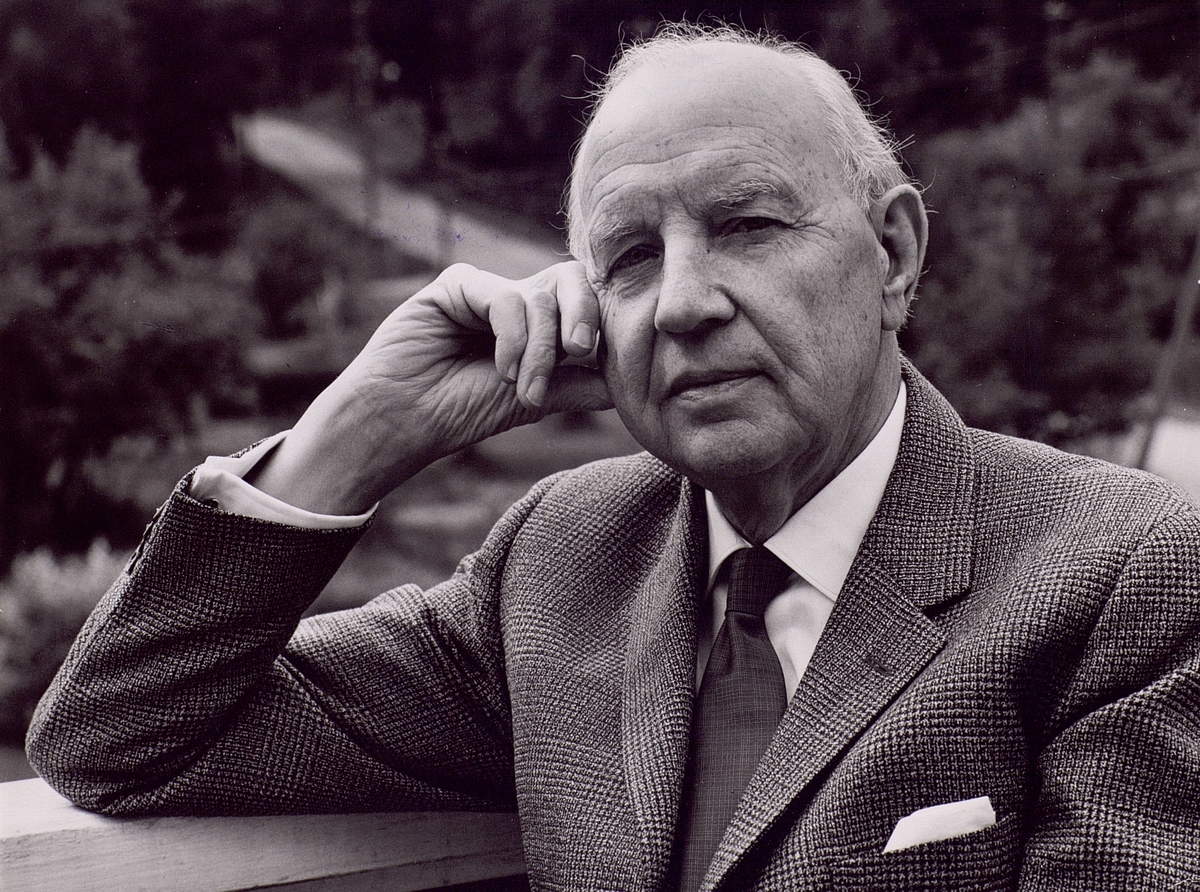 Ingenjör  Erik Larsson, född 1893. Han var med från början ( som transportchef) vid kabelbygget Stockholm - Göteborg 1921-23.
