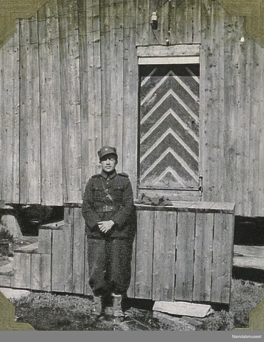 Enelsk soldat ved en stabburstrapp