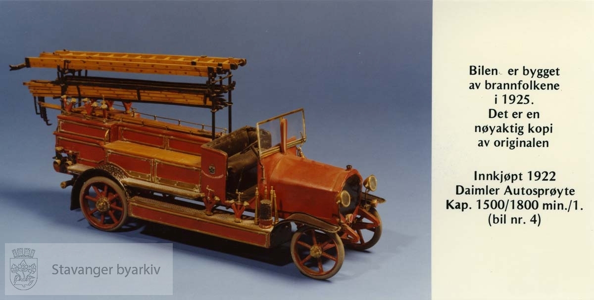Kort med modellbil. Se også tilvekstnummer 10_24...Bilen er en tro kopi av originalen bygget av brannmenn på vakt i 1925.