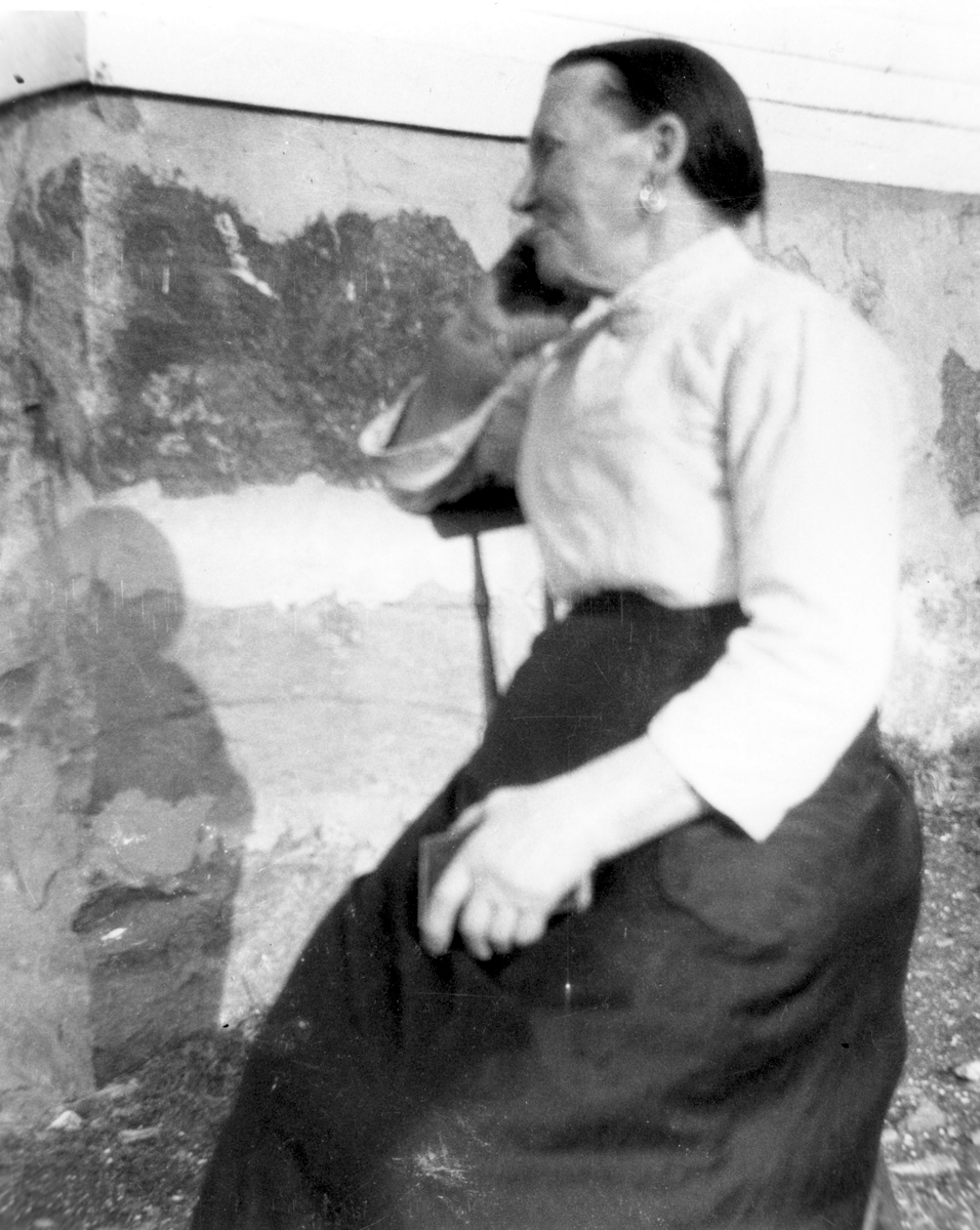 Birgithe Pedersen,f. 1847,   utenfor huset sitt i Knarvik i 1926.