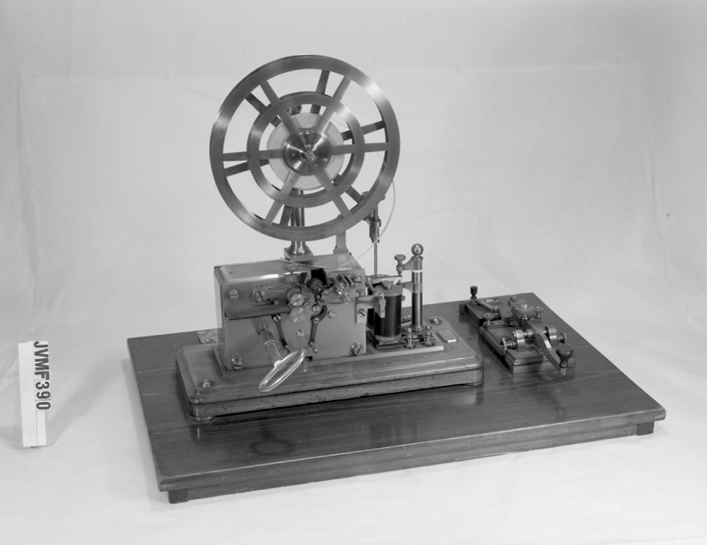 Morsetelegrafövningsapparat med tangent för öppen och sluten kedja.