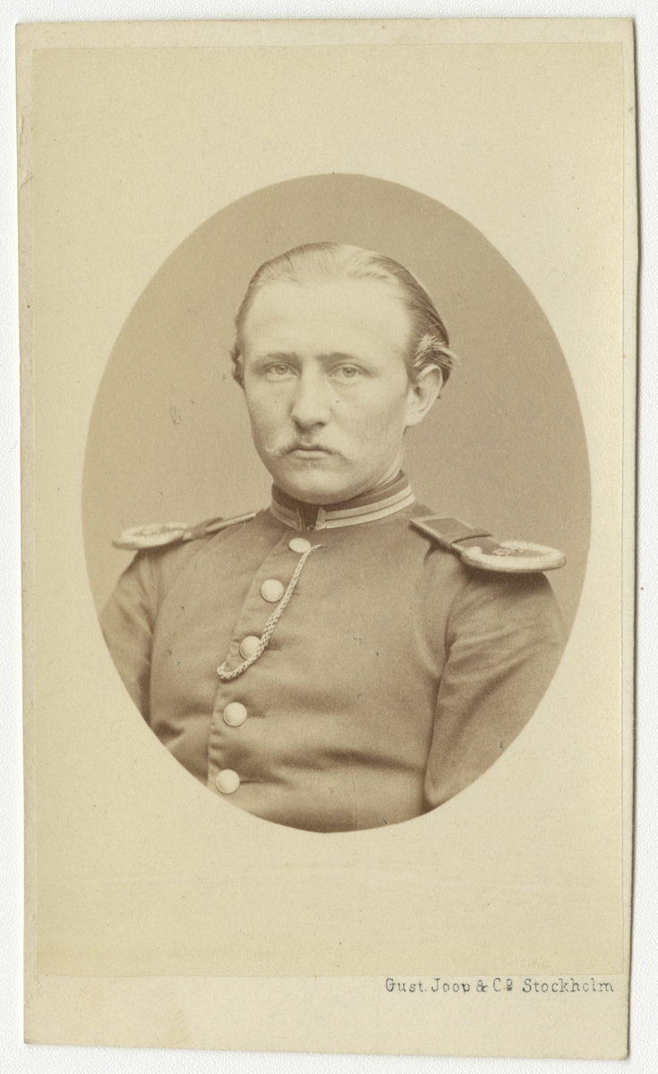 Porträtt av Johan Gustaf Staël von Holstein, officer vid Skånska dragonregementet.

Se även bild AMA.0007467, AMA.0007545, AMA.0007577 och AMA.0021698.