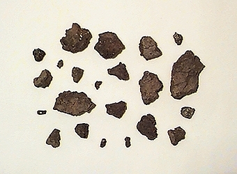 Fragment av täljstensgryta, bränd, med upp till 15 mm tjocka fragment.