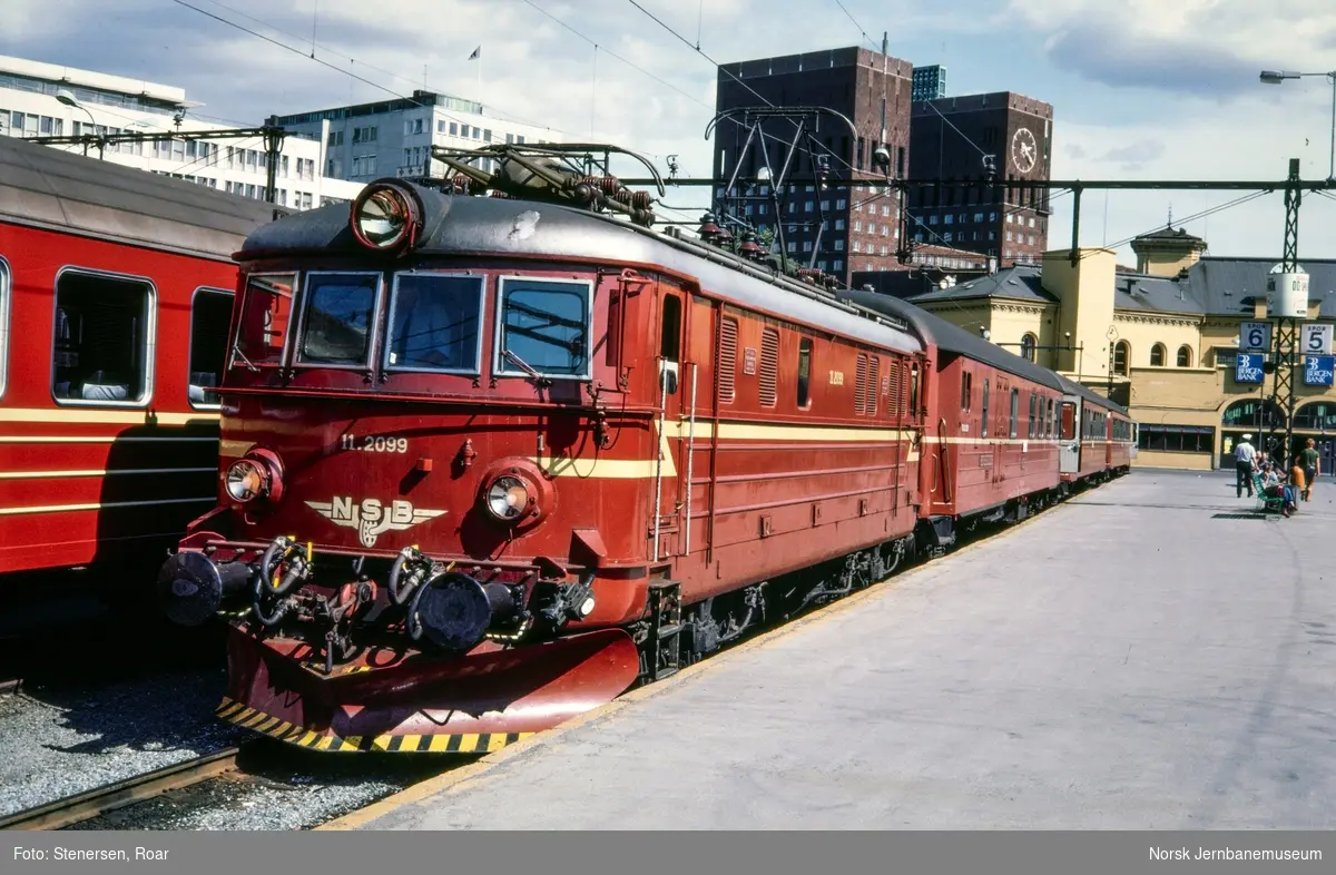 Elektrisk lokomotiv type El 11 nr. 2099 med persontog på Oslo V.