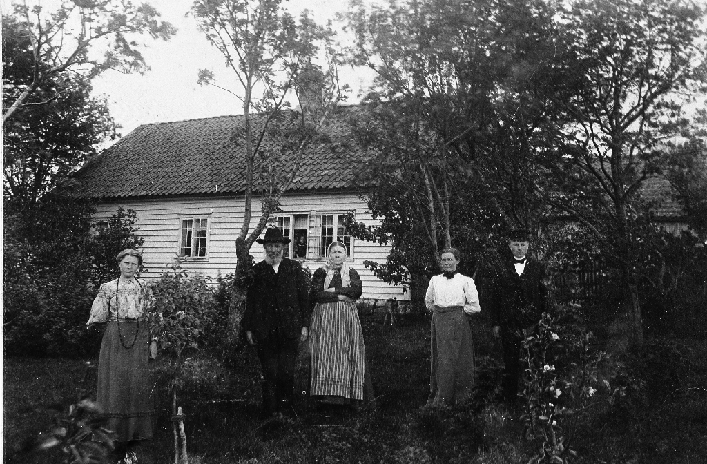 Familien Frøyland utanfor huset. F. v. Malena Frøiland (14.6.1888 - 27.12.1980), Hans Josefson Kalberg Frøiland (9.4.1847 - 12.2.1933), Malena Frøiland f. Herigstad (15.9.1842 - 8.2.1932), Karen Frøiland (2.8.1876 - 7.9.1958) og Betuel Frøyland (23.7.1882 - 28.12.1880)