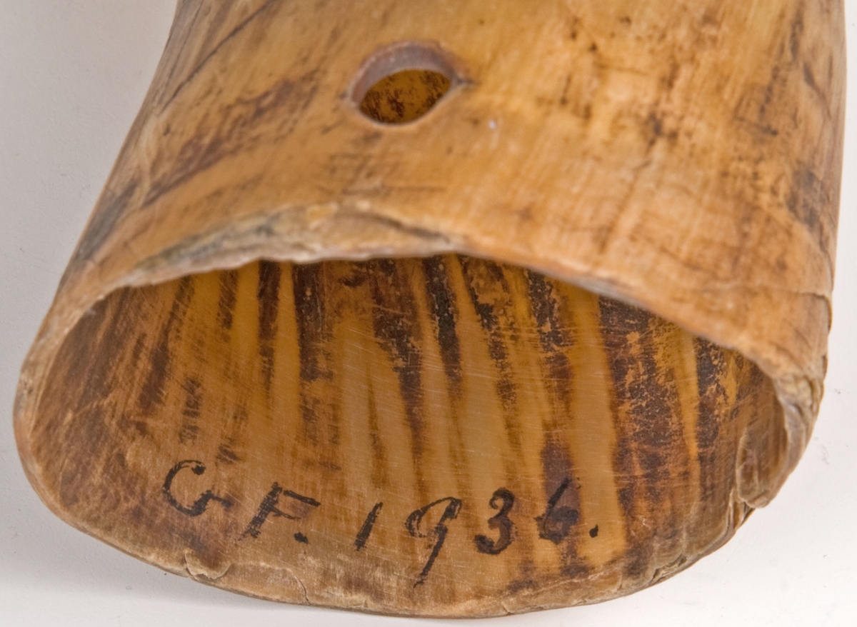 Vallhorn, av oxhorn, med tre ljudhål på sidan, ornerad kring ljudhålen och märkt 1784, I. E. D.
