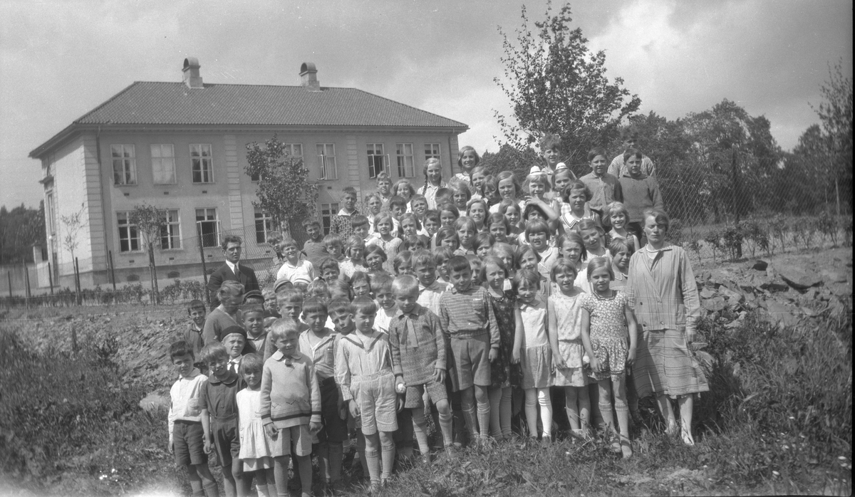 Skoleklasse foran Bygdø skole. Skolen stod ferdig i 1926.