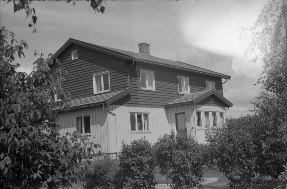 Boye og Petra Høverstads villa, Heimen, Lillo, Østre Toten. Fem bilder.