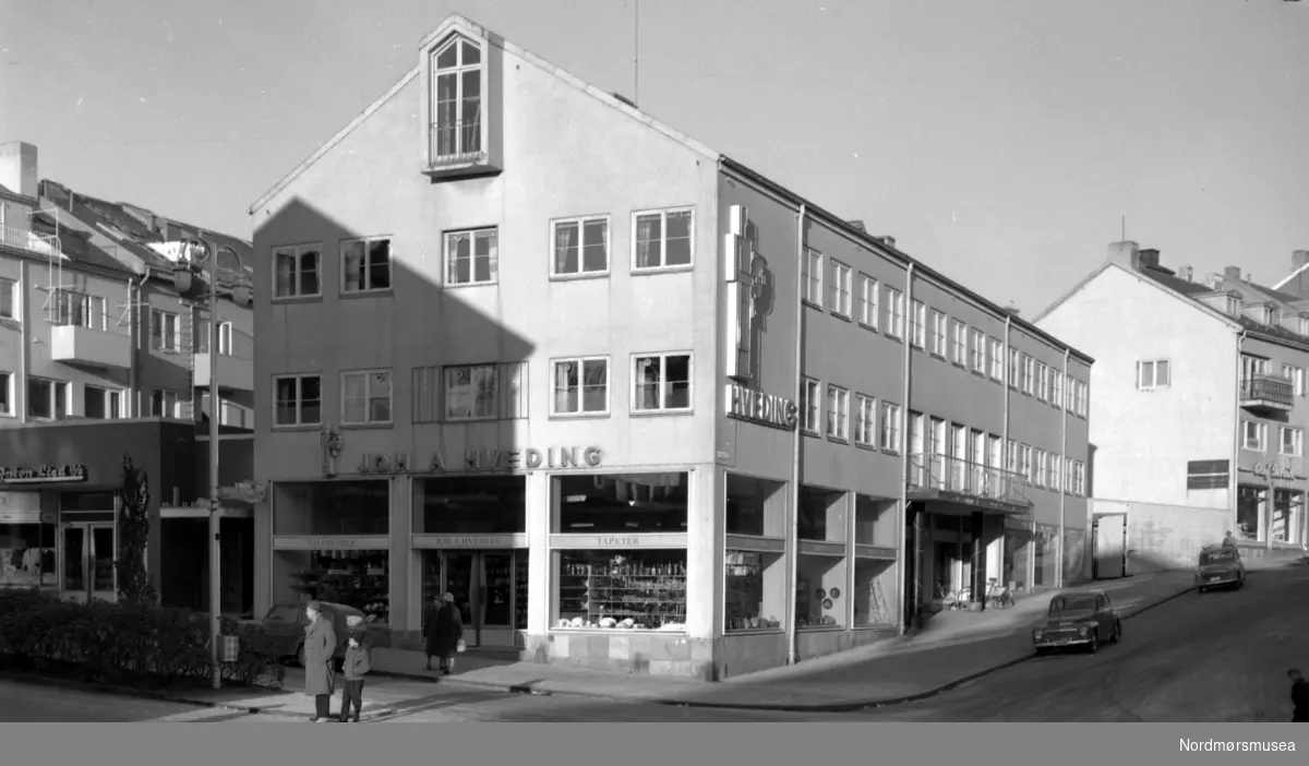 Hveding-gården i Kaibakken på Kirkelandet i Kristiansund. Datering ca. 1960. Fotograf er Nils Williams. Fra Nordmøre museums fotosamlinger.