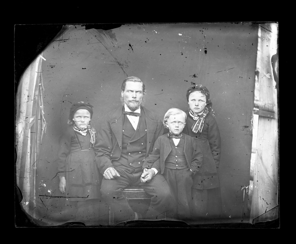 Fotosamling etter fotograf Knut Aslaksen Berdal. f. 1829 Einlaugdalen Vinje, d. 21.01.1895. Gruppeportrett av mann og tre barn.