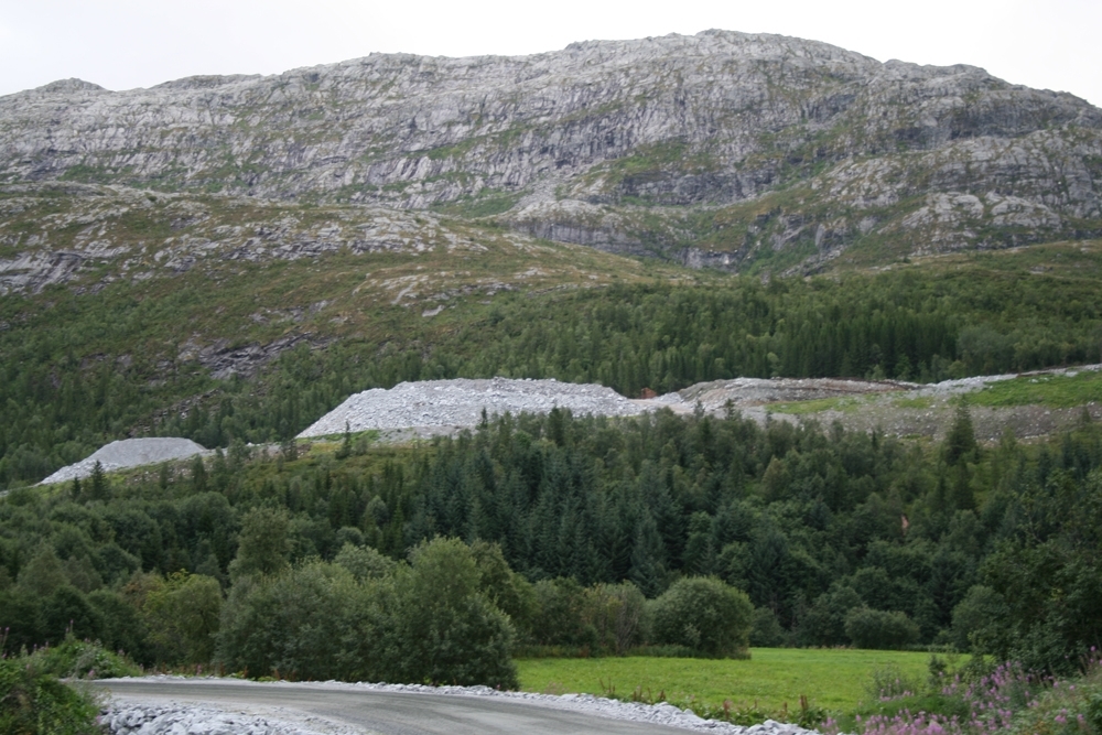 Leirfjord, Leira, Toventunelen. Depoet for stein fra Toventunnelen øker og breier seg utover...