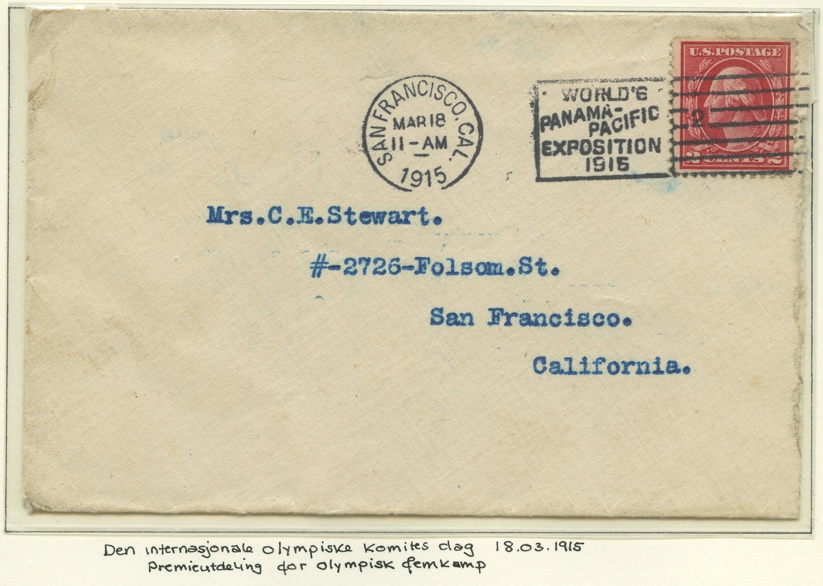 En konvolutt med rødt frimerke med portrett av Washington og et stemplet postkort montert på A4 albumside.