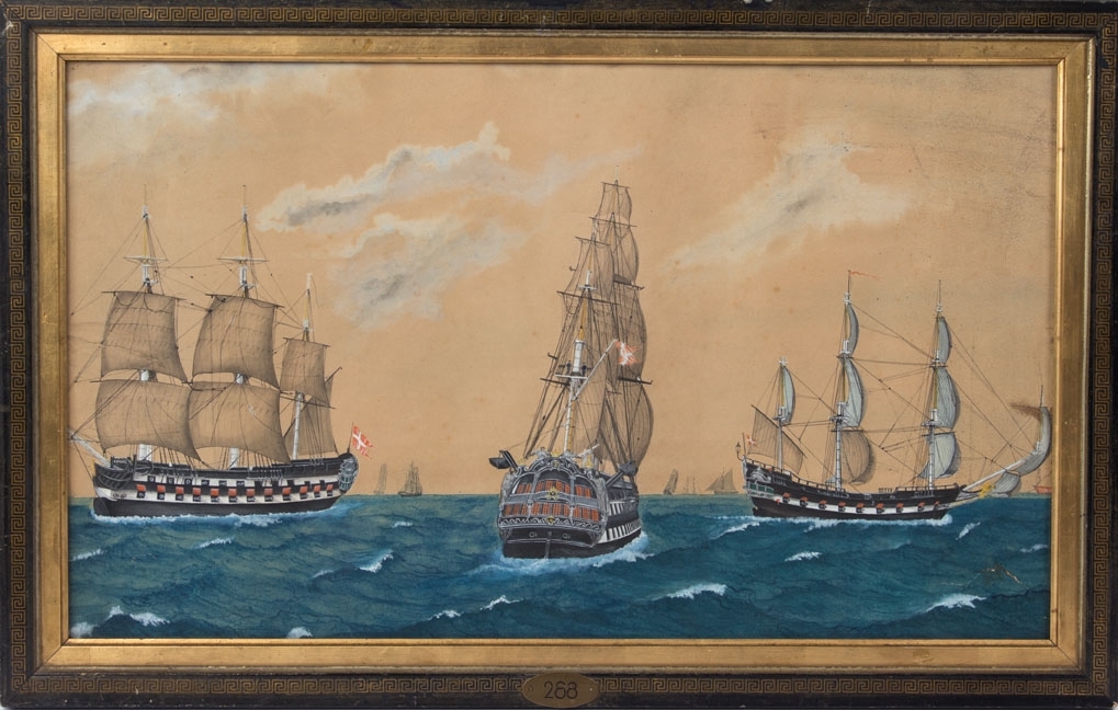Tre defensjonsskip med kanoner, ett sett fra akter, og de to andre fra langsiden. Alle de tre skip har Dannebrog heist, flere andre skip i bakgrunnen.