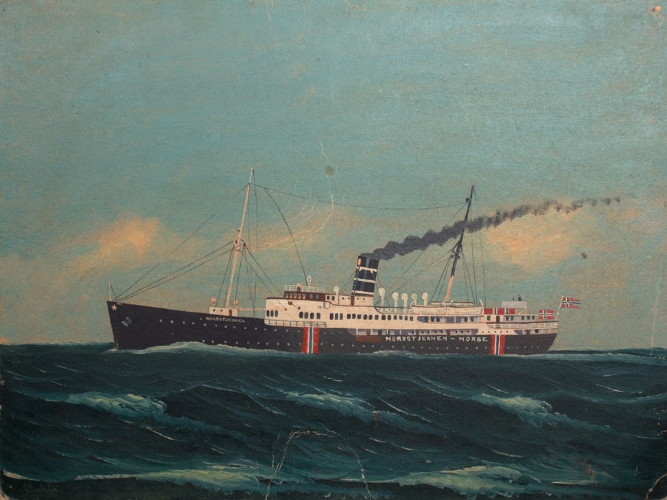 Skipsportrett av DS NORDSTJERNEN under fart i åpen sjø med nasjonalitetsmerke malt på skutesiden samt norsk splittflagg i akter.