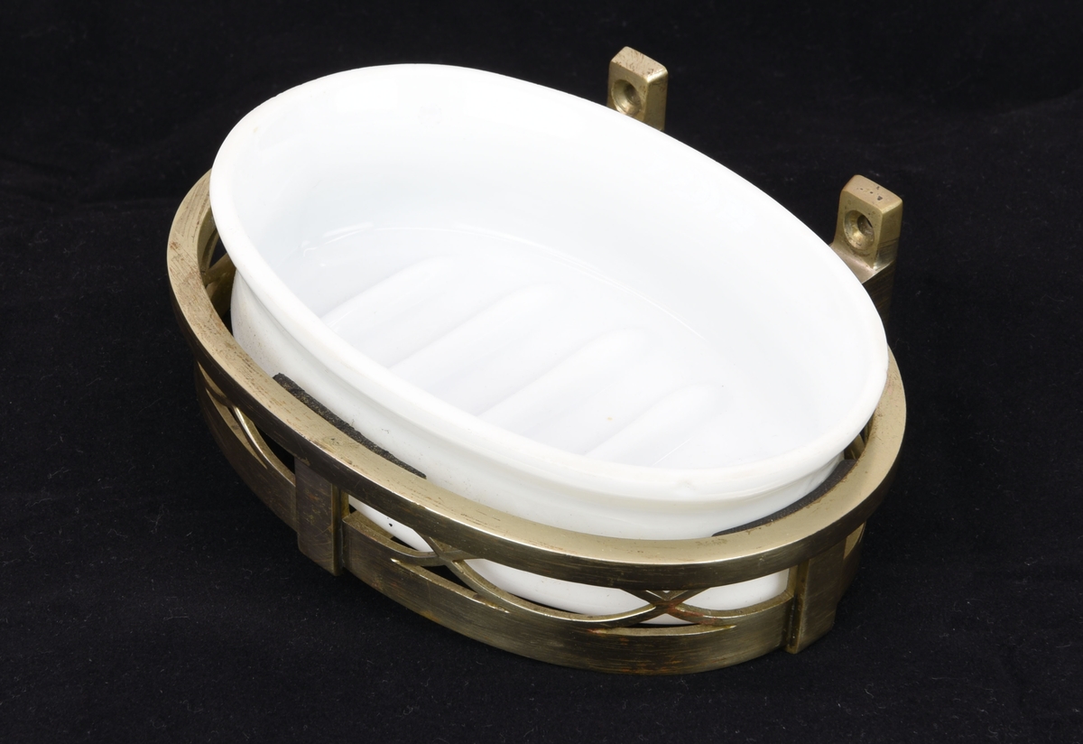 Oval tvålkopp i vitt opakt glas (:6) med en förgylld hållare av järn (:7).