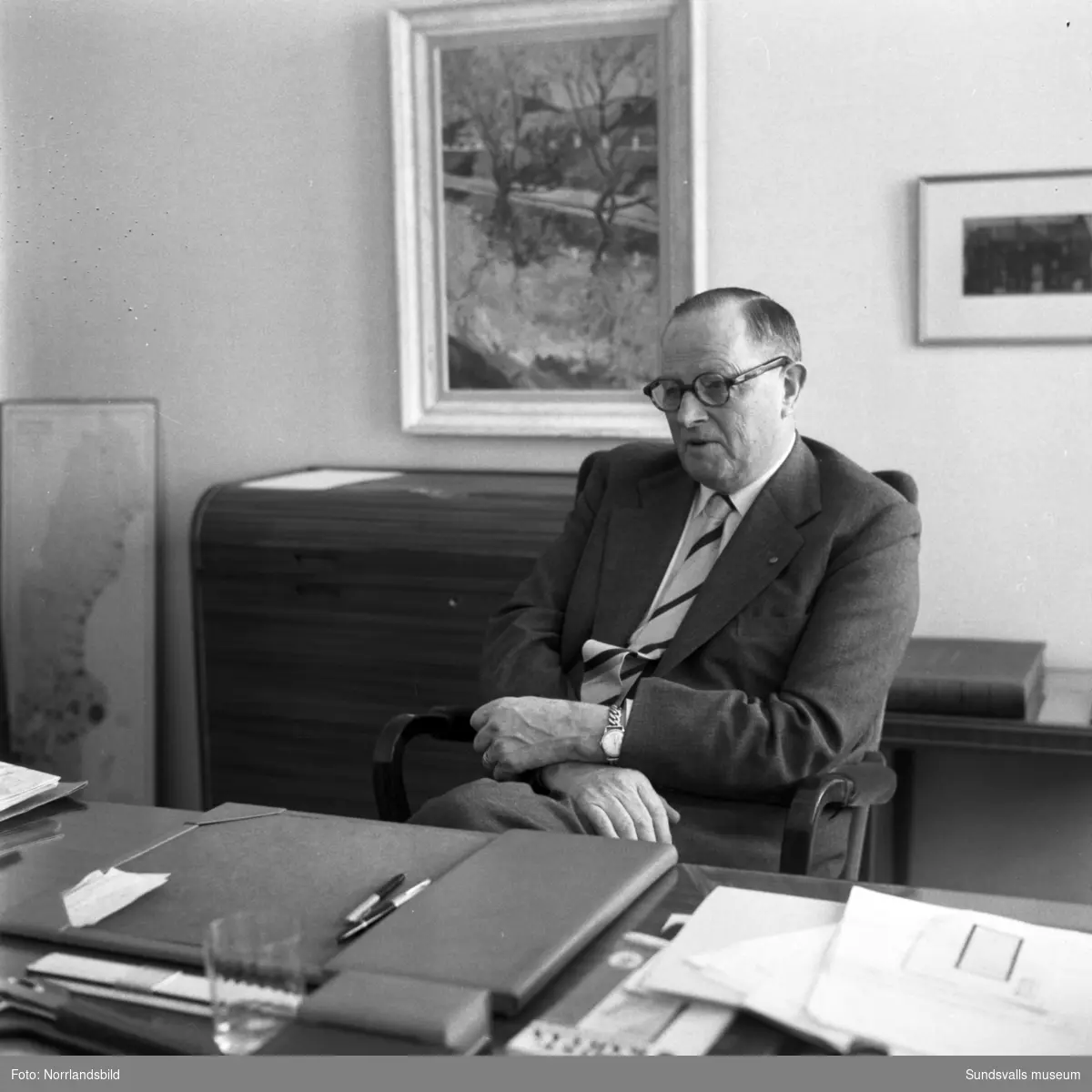 Direktör Anders Nisses på sitt kontor, Hallström & Nisses.
