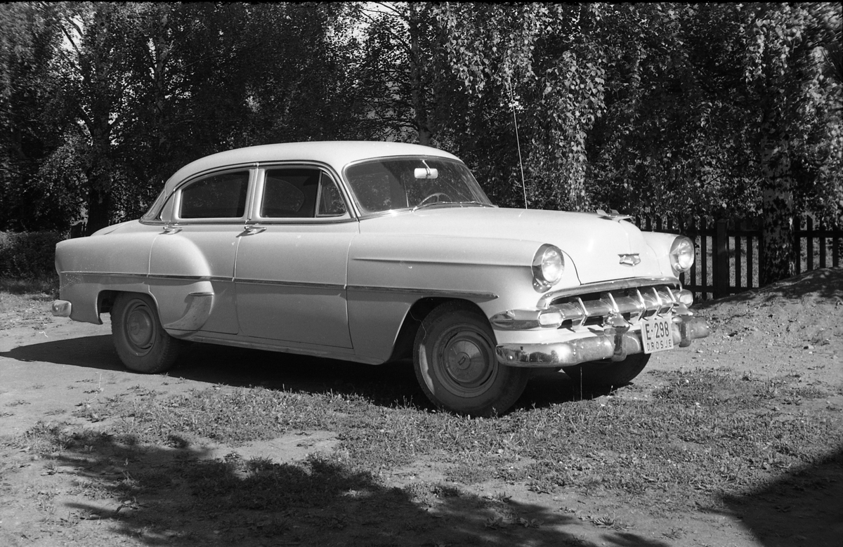 Torbjørn Lundstens drosjebil juli/august 1957. Trolig en nyanskaffelse. Ifølge informant er bilen en Chevrolet 1954-modell.
