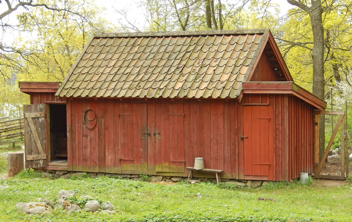 Uthuset vid Statarlängen är en rekonstruktion av en motsvarande byggnad som fanns på platsen för Statarlängan. Uthuset är panelad och målad med röd slamfärg. Sadeltak, belagt med enkupigt lertegel. 

Byggnaden uppfördes på Skansen 1972.