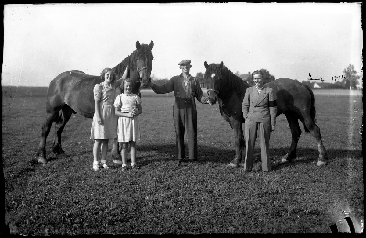 En familj med sina hästar