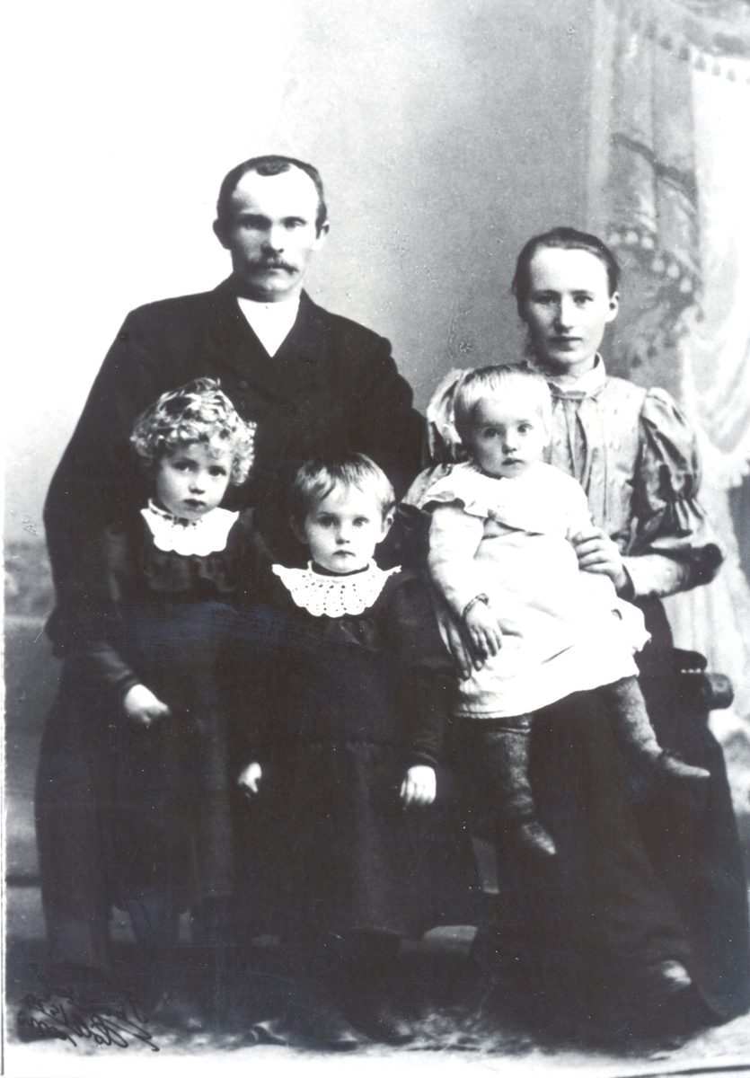 Johanne og Laurits Finjord med barna Dagny, Oliva og Ragnhild. Ca.1910
Skrolsvik i Senja.