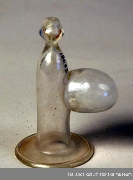 Bröstpump av glas. Trumpetformat glas med klotformig behållare tillfogad på undersidan. Tillhörande gummiblåsa saknas.