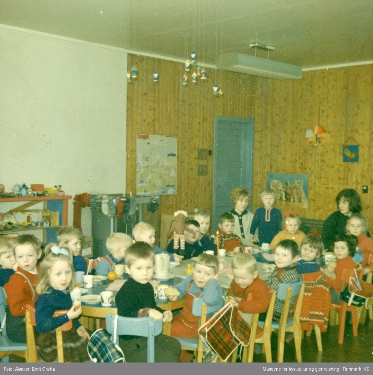 Honningsvåg. Barna i Klubben barnehagen feirer Gudrun Eibensteiners fødselsdag. 1965-66.