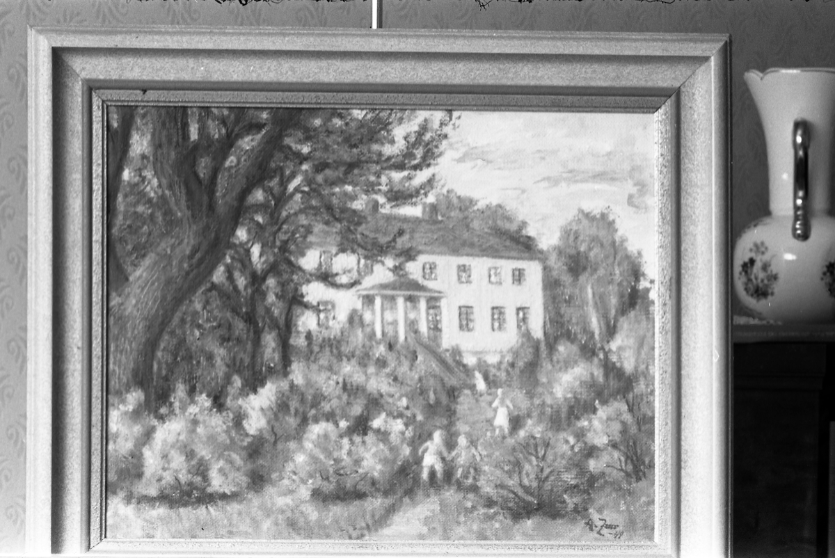 Avfotografert maleri signert "A.Zeiner" (?). Motivet er en hage og et stort våningshus i bakgrunnen.