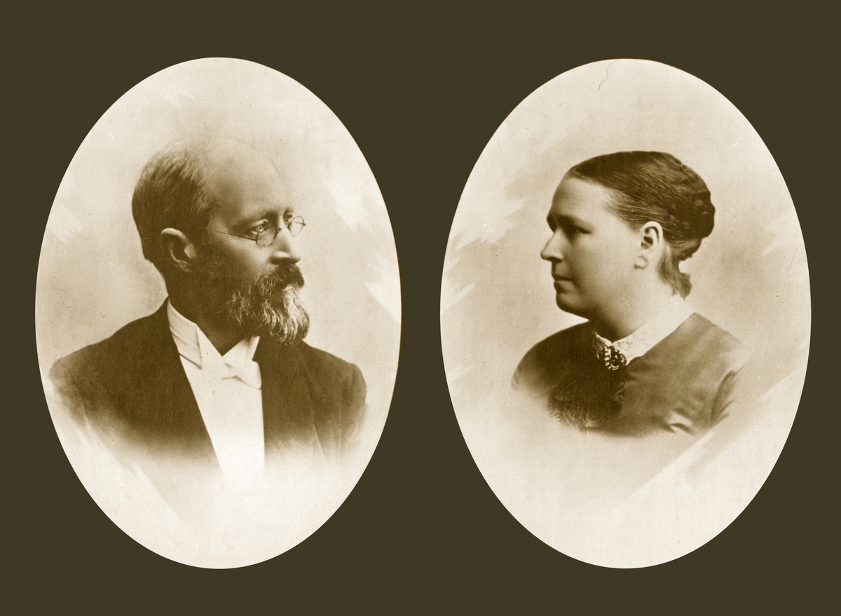 Side 1 i Anton Sophus og Barbara Bachkes familiealbum.
Portretter av Anton Sophus Bachke (1836-1919) og Barbara Anette Karen Anker Bachke (1841-1897).