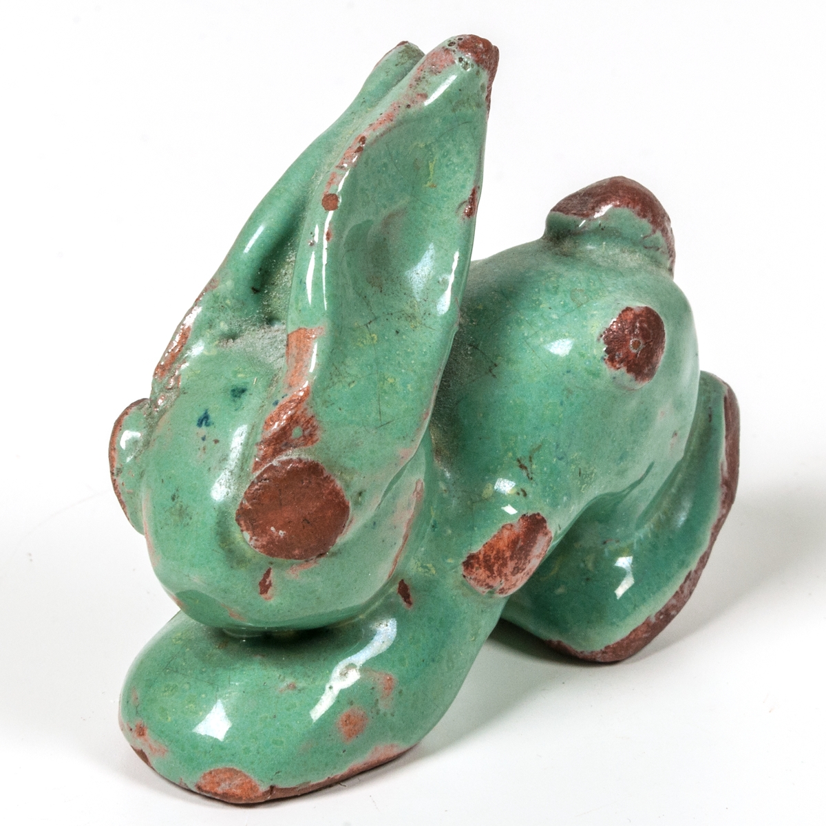 Figurin, hare med grön glasyr, lergods, formgiven och modellerad av Märta Willborg 1932 i egen regi.