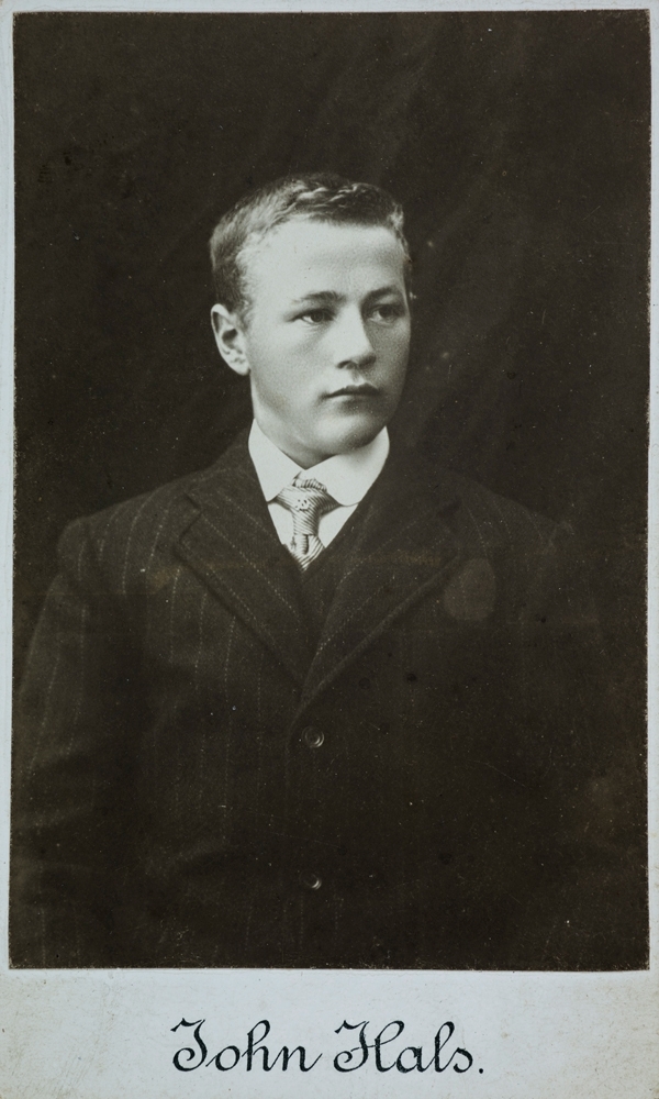 Leirfjord / Mosjøen. Ukjent ung mann i stripete mørk dress. Hvit skjorte med slips.
