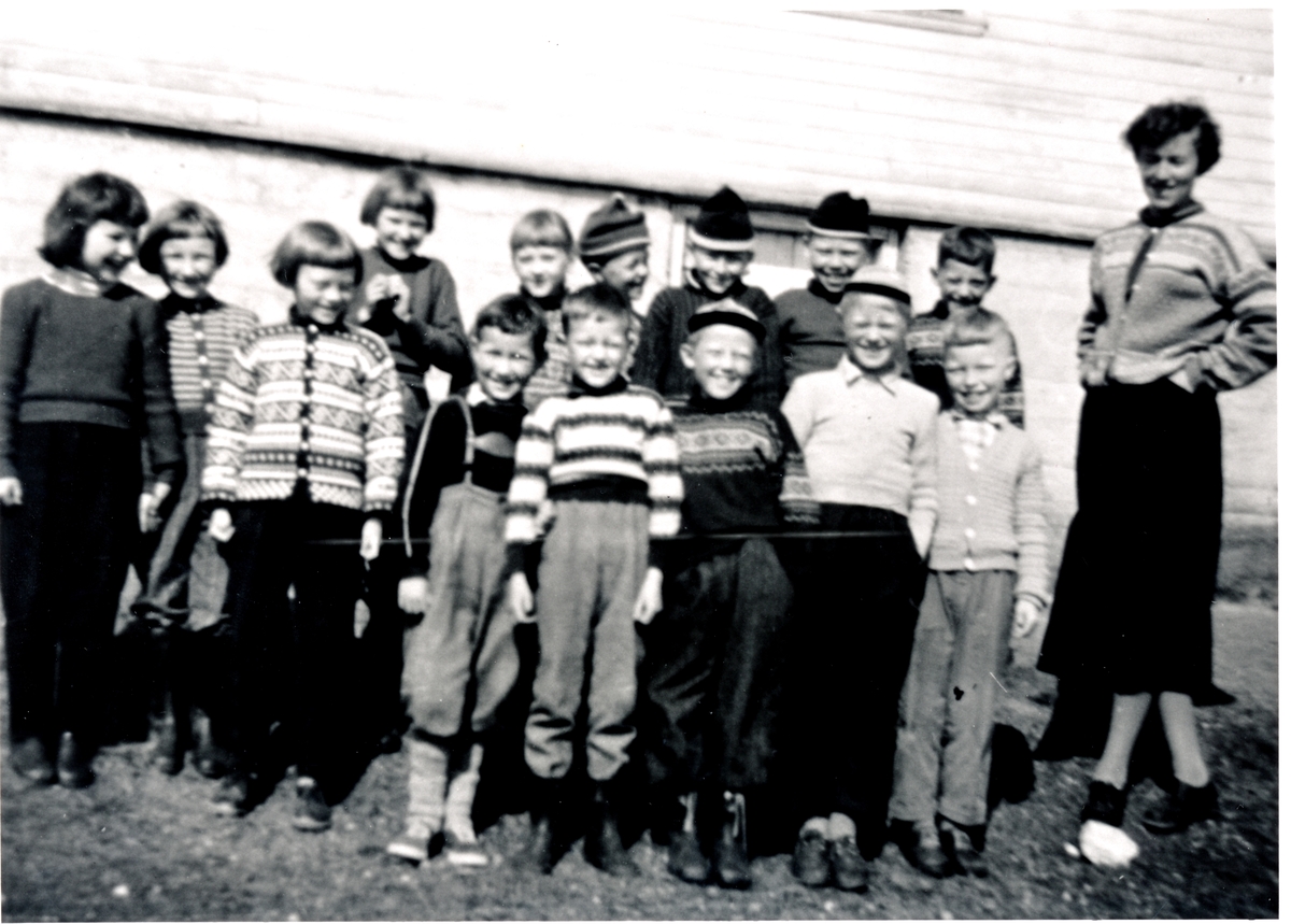 Småskoleklasse Å skole i Tranøy. 1957/58. Lærer Gjertrud Andreassen til høyre på bildet
